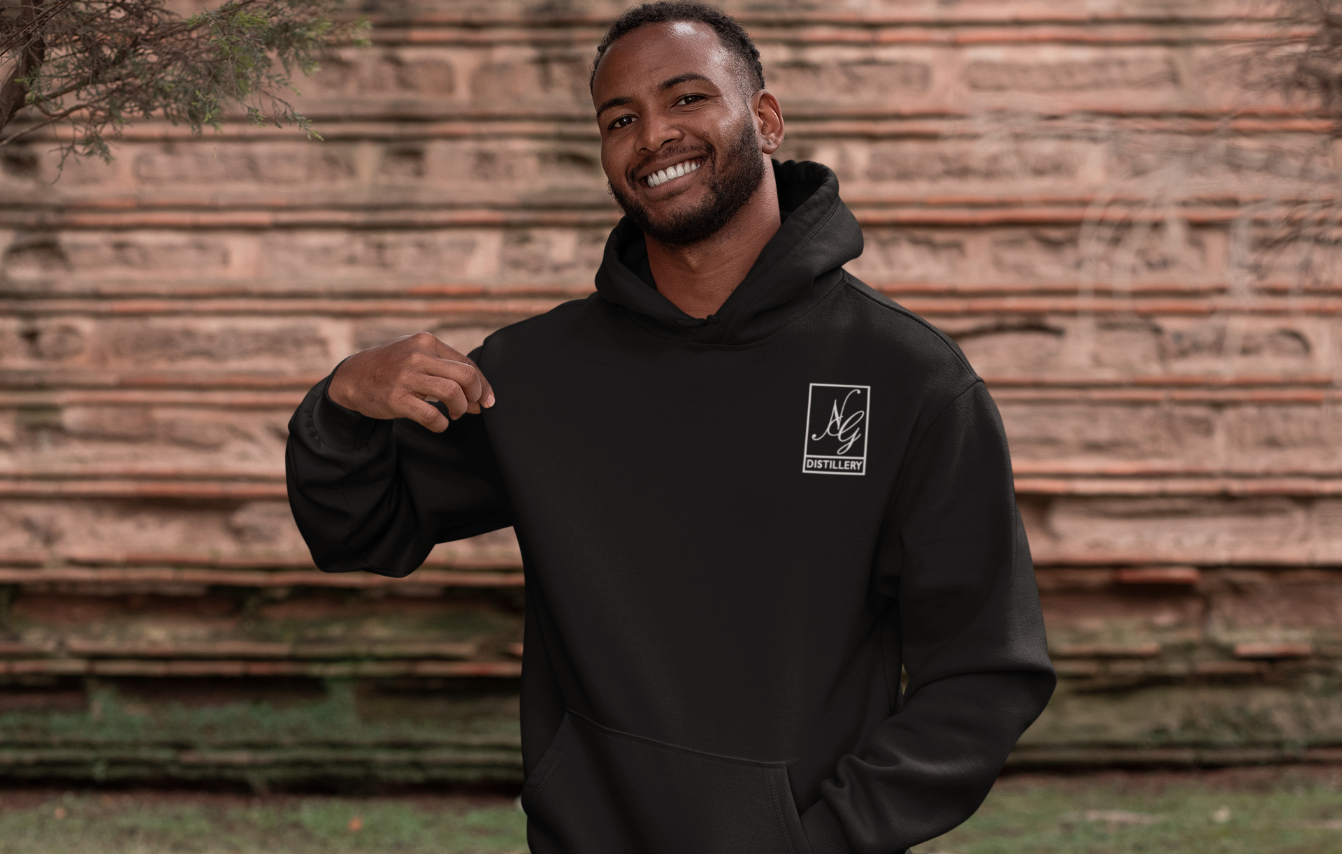 Hoodie outlet small logo
